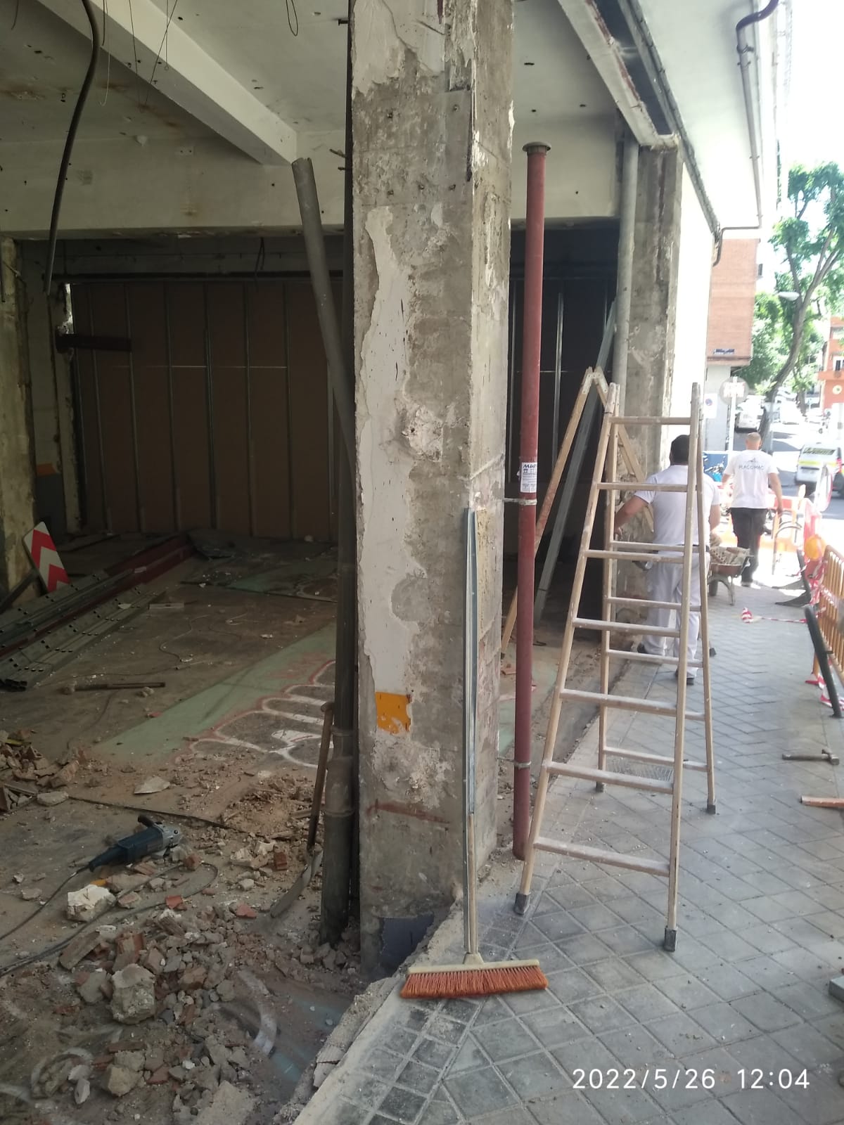 Demolición fachada para hacer Pladur provisional , transformación de local en viv