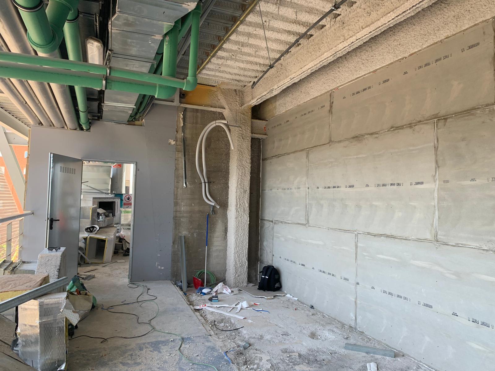 Colocación de placa de aquarok Estado S.Bernabeu