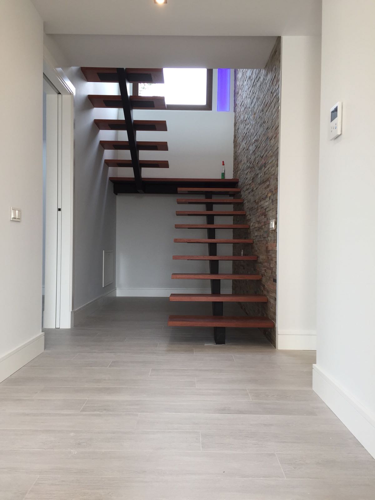 Escalera terminada revestida madera