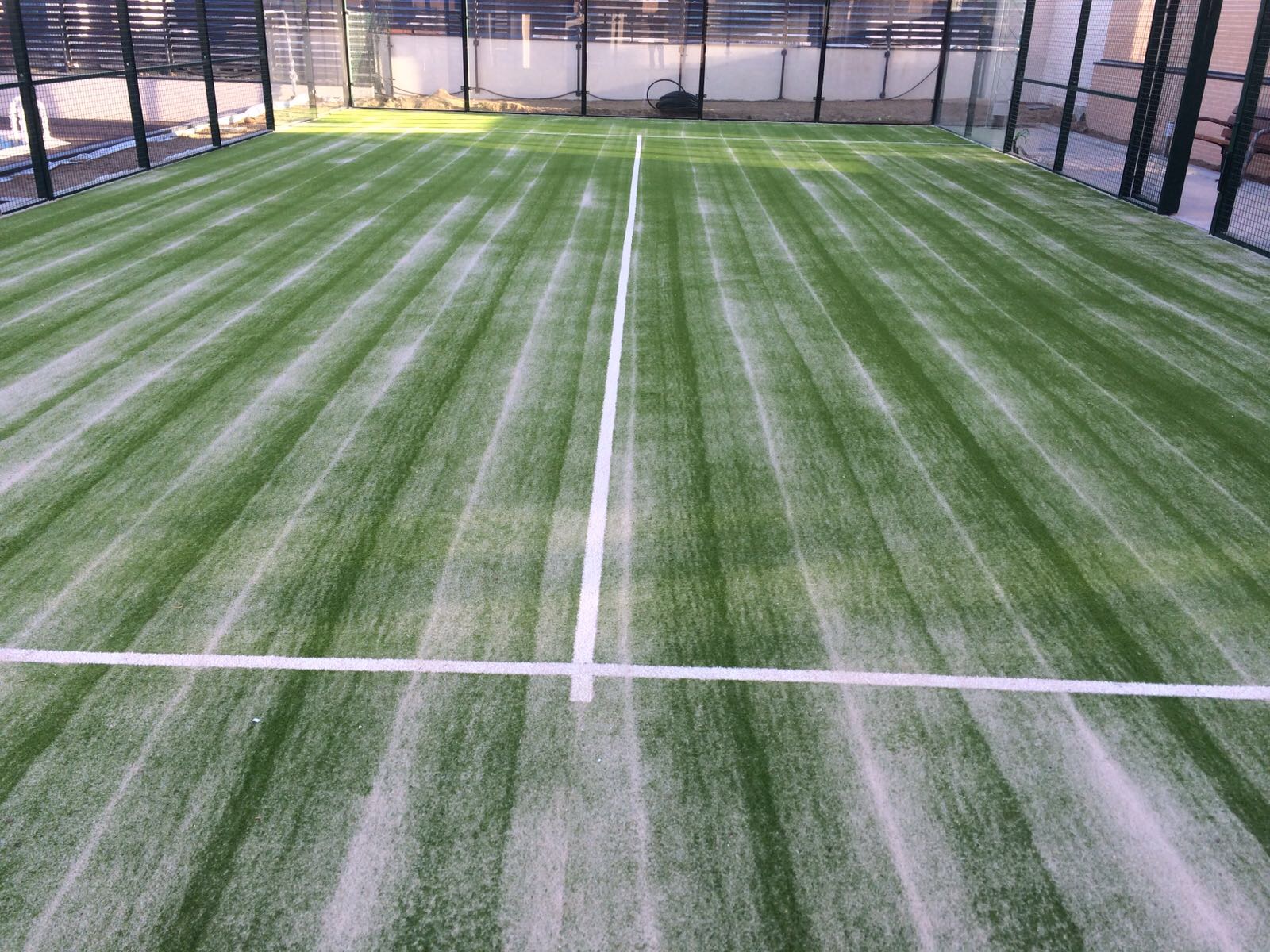 Pista de padel pavimiento poroso y cesped