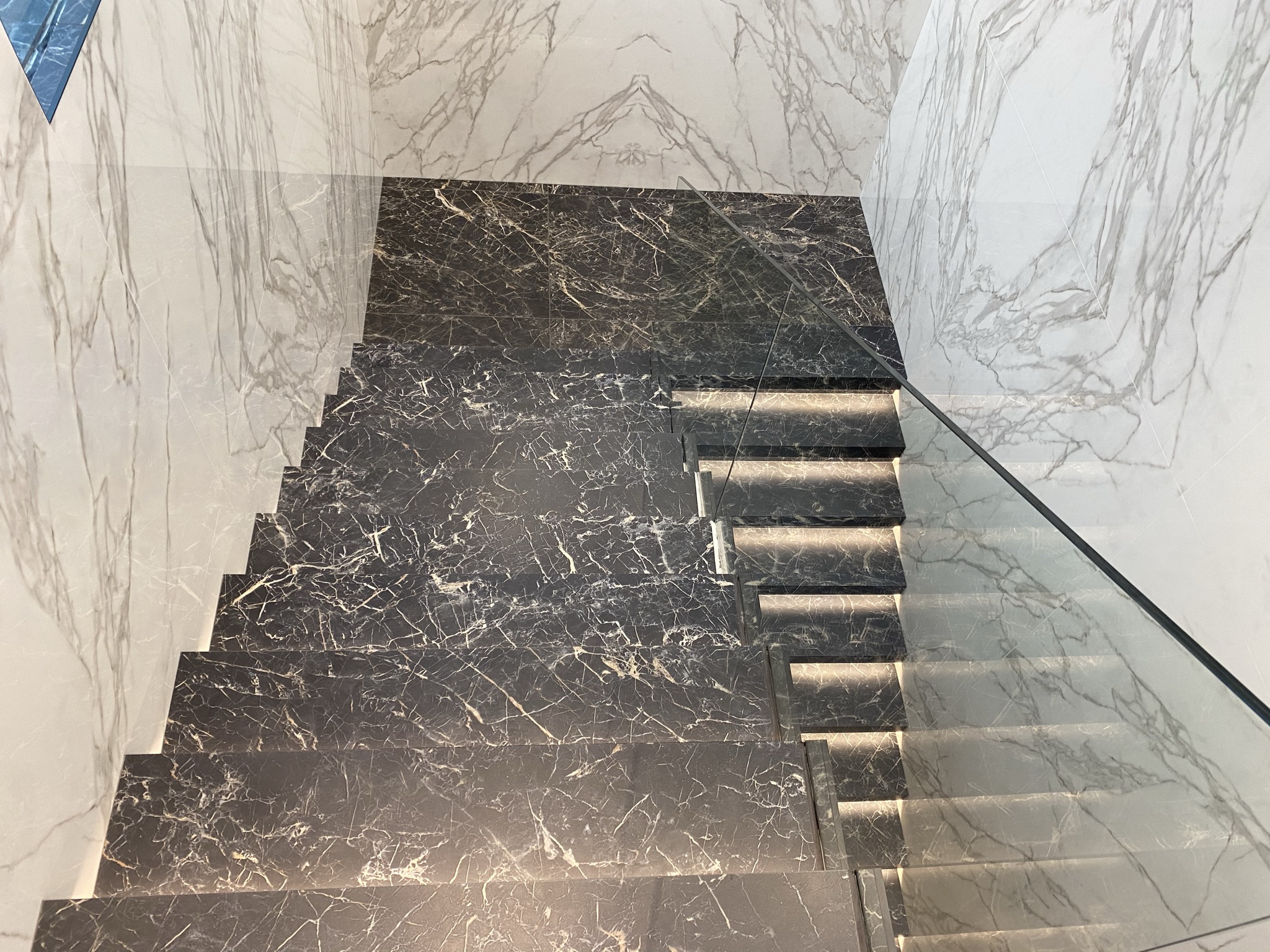 Escaler plaqueta Marazzi y paredes con planchas de Neolit