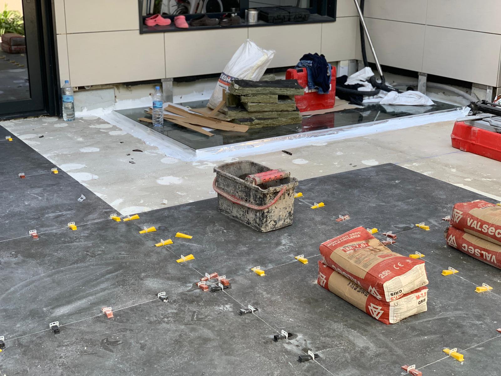 Acondicionamiento de patio y colocación vidrio suelo