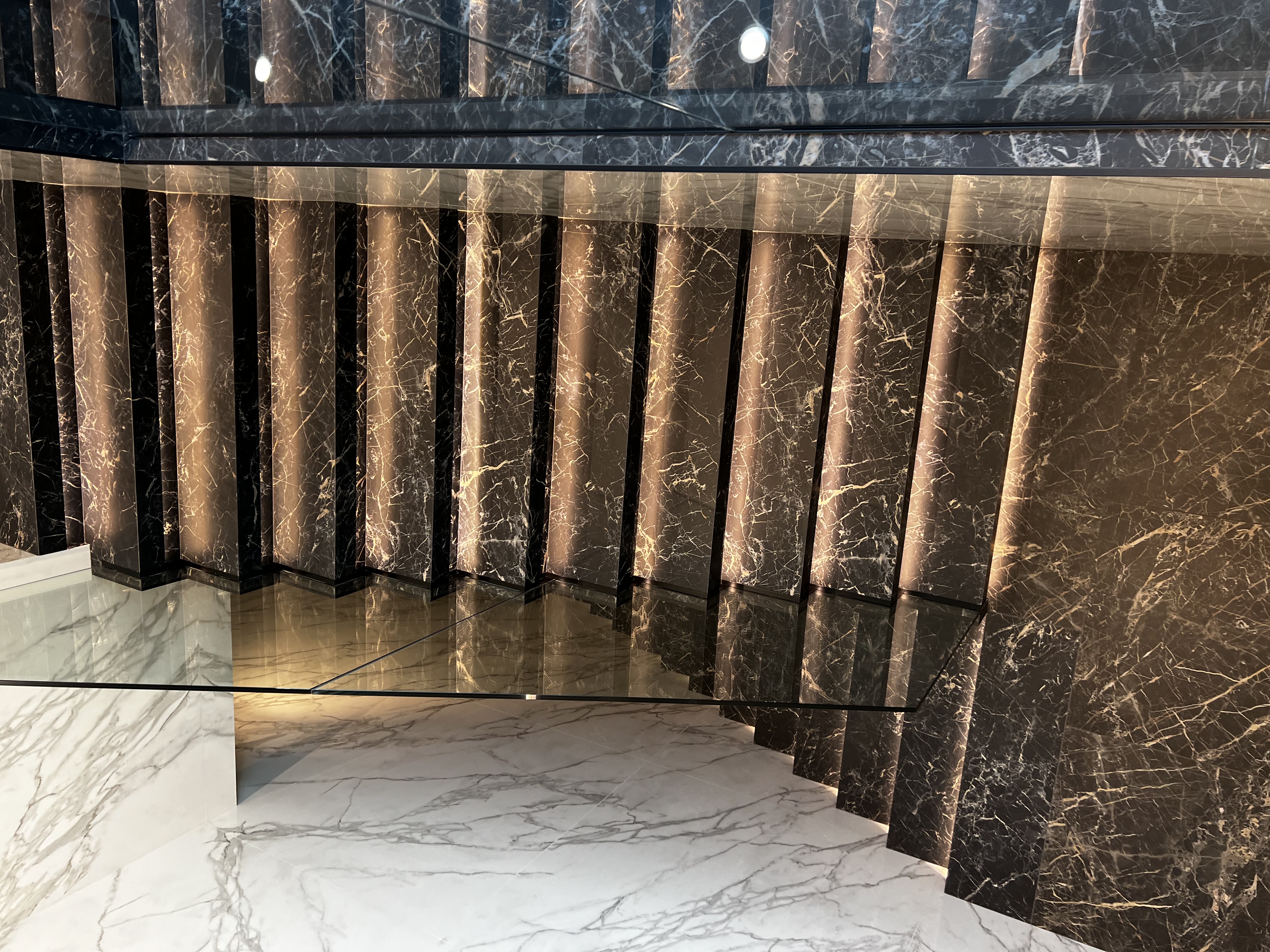 Colocación plaqueta marrazi en escalera